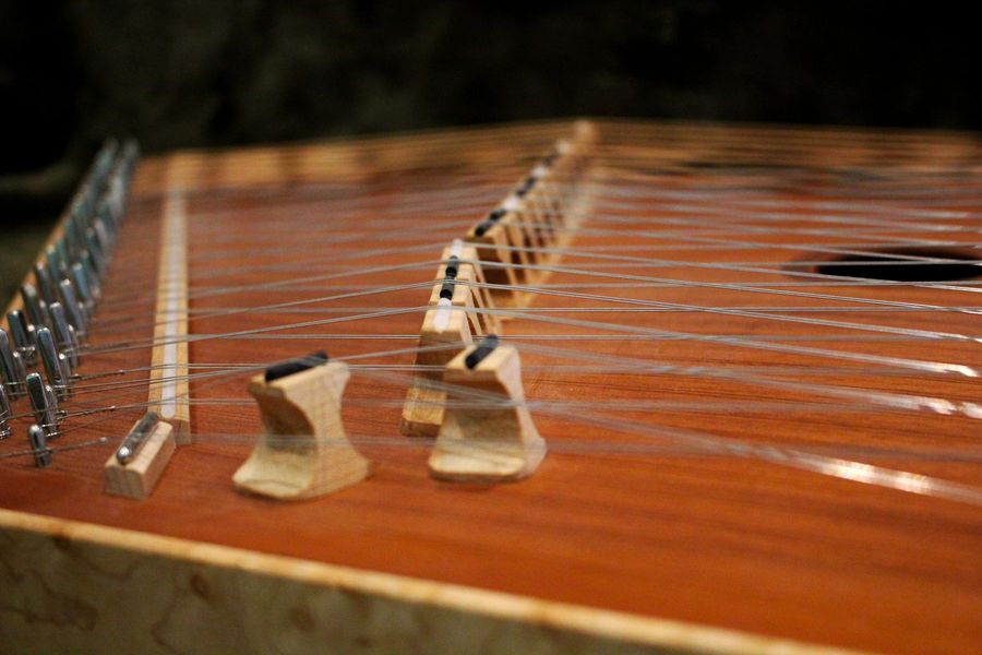 Hammered dulcimer bridges and string courses