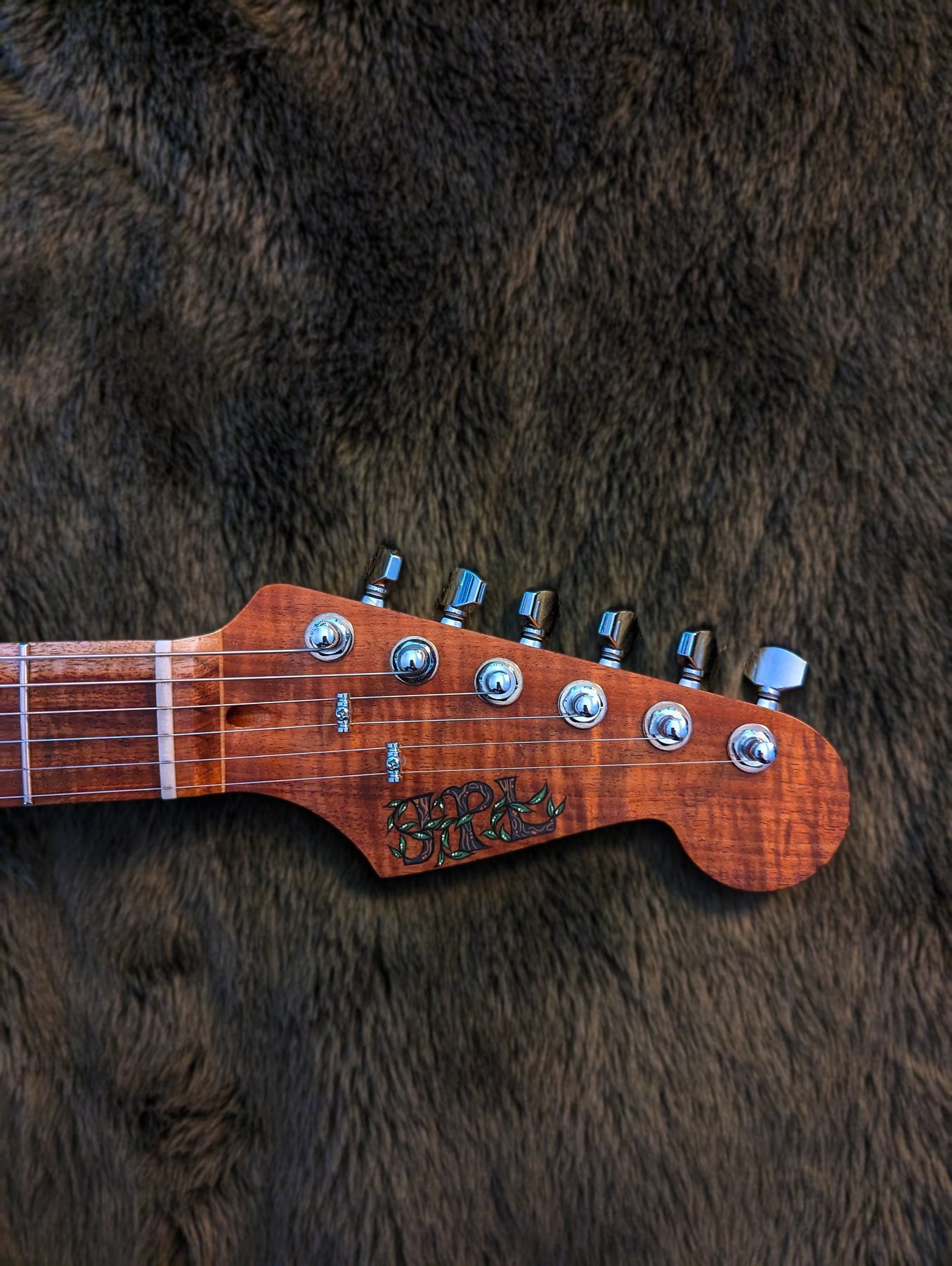 Willowcaster headstock in fiddleback blackwood with chrome tuners